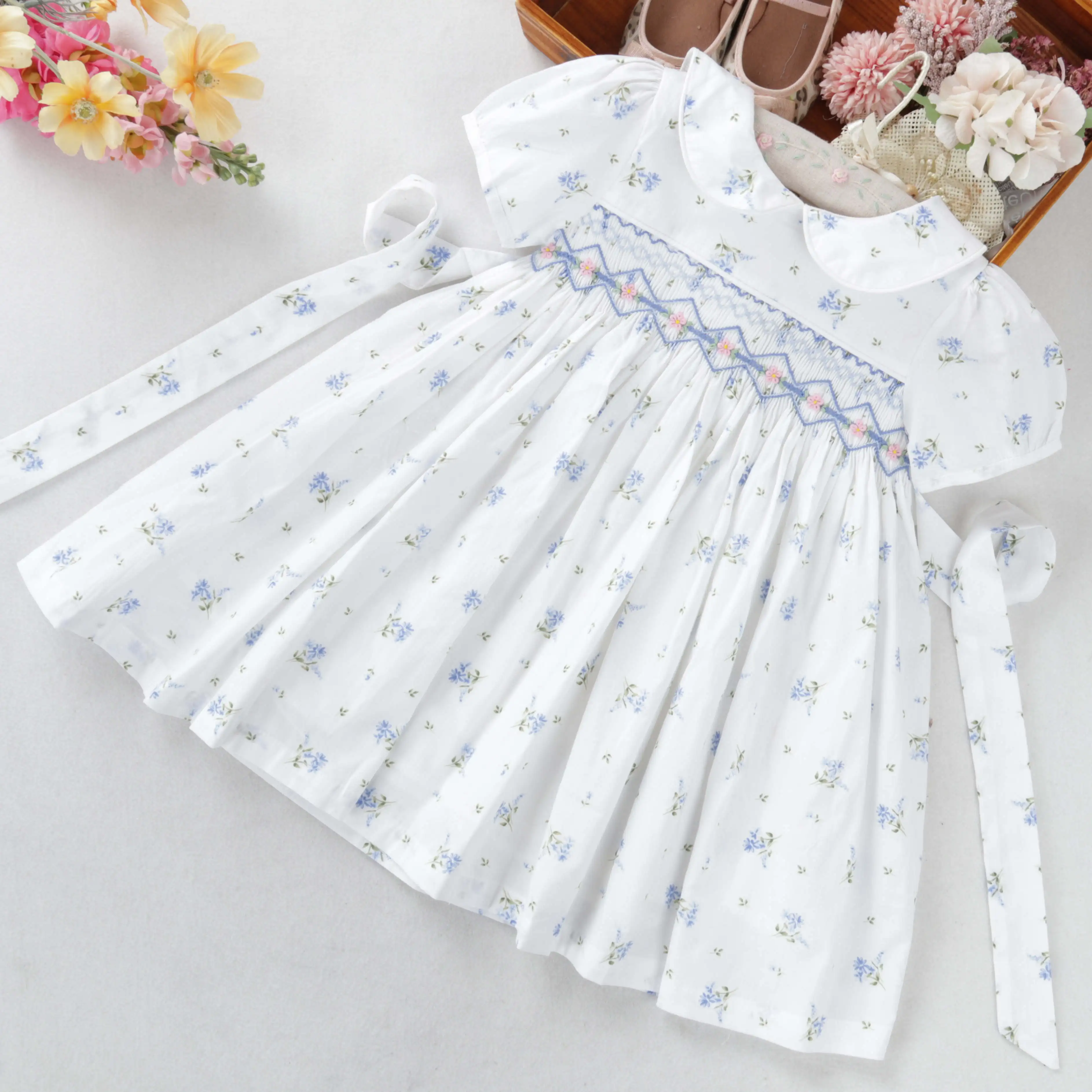 C81172 summer white floral baby girls dresses kids smocking christmas hand made embroidery children clothes wholesale
C81172 summer white floral baby girls dresses kids smocking christmas hand made embroidery children clothes wholesale