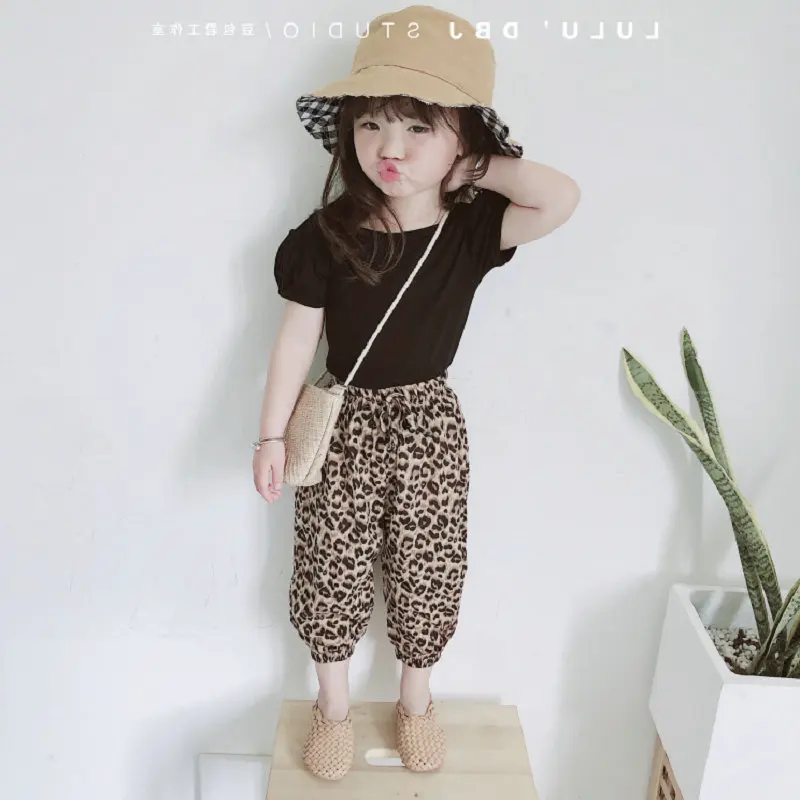 2020 Girl suit halter short-sleeved T-shirt with leopard print cropped pants children clothing set
2020 Girl suit halter short-sleeved T-shirt with leopard print cropped pants children clothing set