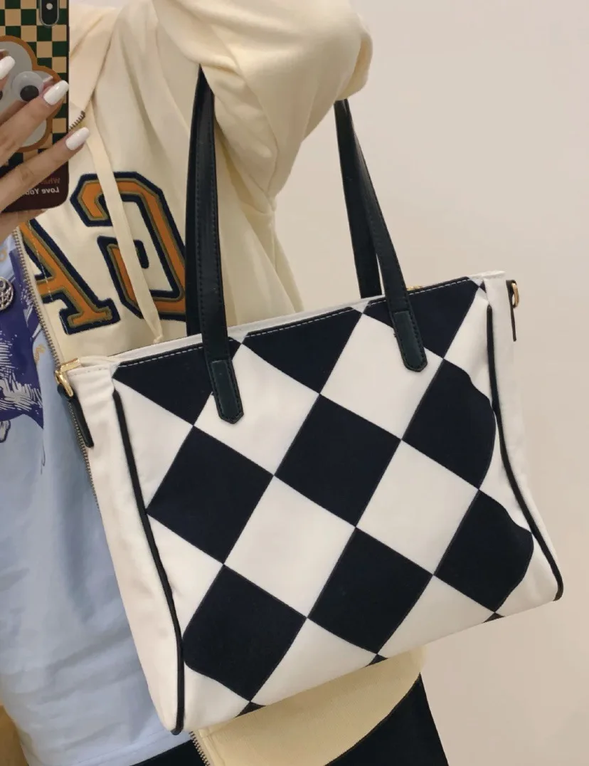 2021 New simple large capacity zipper plaid canvas shoulder bag girl's shopping purse phone handbags, Black and white checkered color
2021 New simple large capacity zipper plaid canvas shoulder bag girl's shopping purse phone handbags, Black and white checkered color