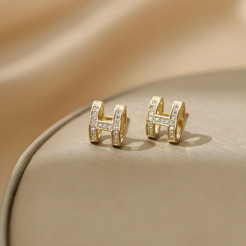 2022 European And American H Letter Earrings Female CC Earrings Personality Fashion Titanium Steel Earrings Accessories
2022 European And American H Letter Earrings Female CC Earrings Personality Fashion Titanium Steel Earrings Accessories