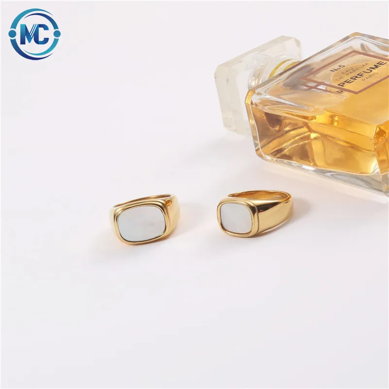 2021 Minimalist Stainless Steel Jewelry Women White Color Shell Ring Gold Plated Titanium Ring, As the picture
2021 Minimalist Stainless Steel Jewelry Women White Color Shell Ring Gold Plated Titanium Ring, As the picture