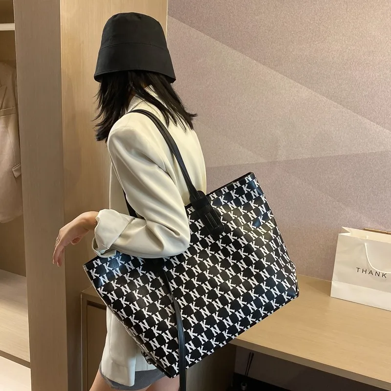 New Design Ladies Womens large capacity square tote bag, Black,red,brown and customzied
New Design Ladies Womens large capacity square tote bag, Black,red,brown and customzied