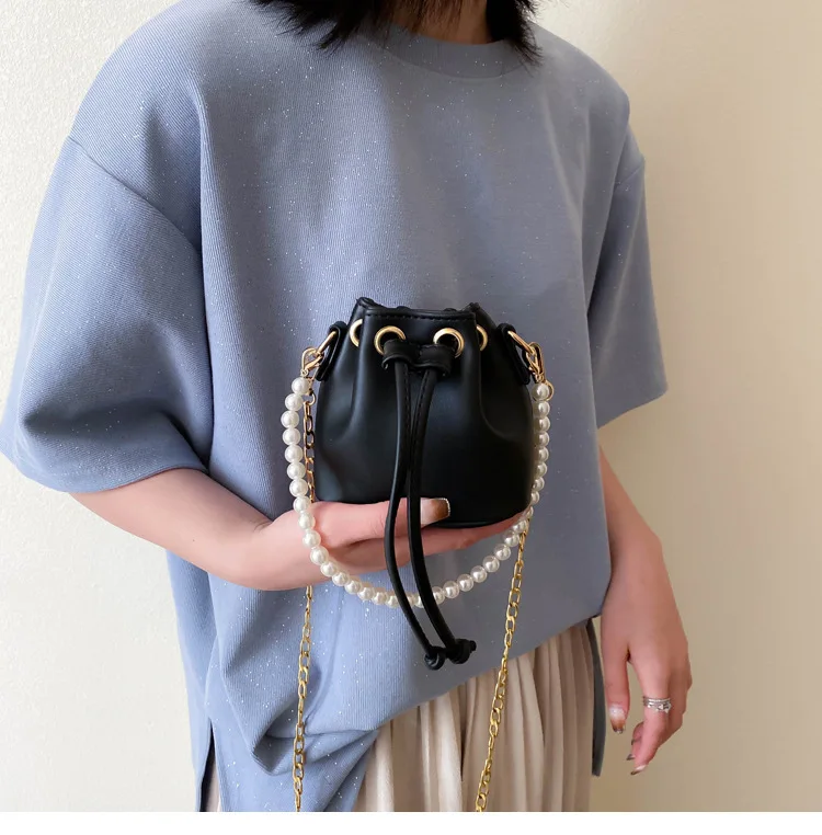 2021 New Fashion high-quality Crossbody minority portable bucket bag with pearls 
2021 New Fashion high-quality Crossbody minority portable bucket bag with pearls