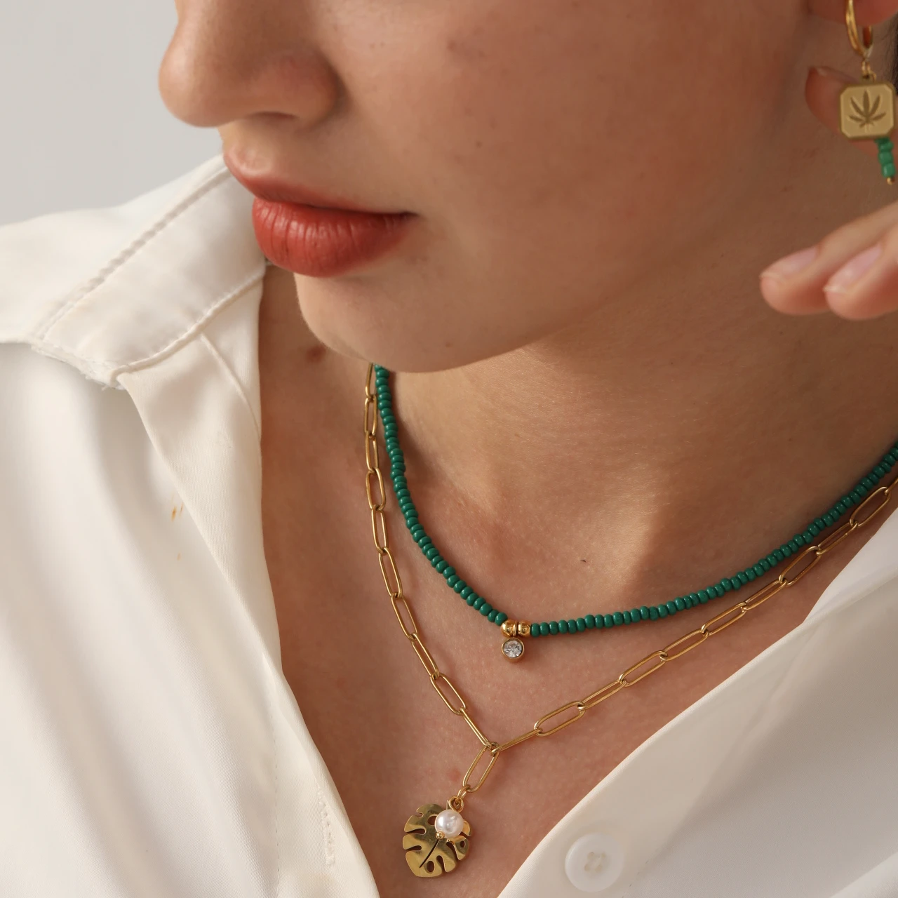 Luxury Leaf-Shaped White Pearl Accessories Green Bead Chain With Diamond Stainless Steel Pendant Double Chain Necklace
Luxury Leaf-Shaped White Pearl Accessories Green Bead Chain With Diamond Stainless Steel Pendant Double Chain Necklace