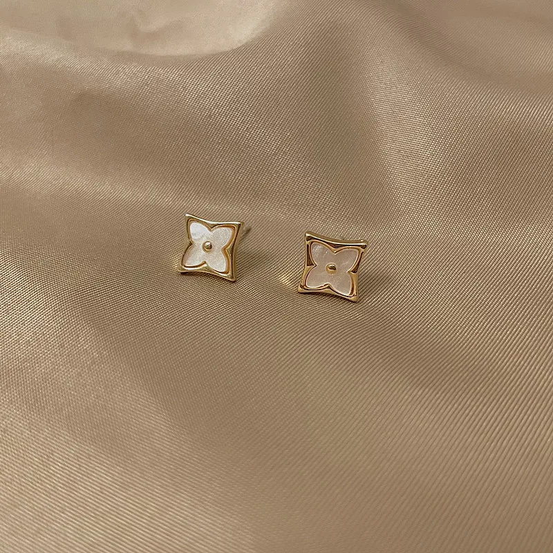 Vershal A755 Hot Selling Real Gold Plated Minimalist Shell Flower Stud Earrings For Women
Vershal A755 Hot Selling Real Gold Plated Minimalist Shell Flower Stud Earrings For Women