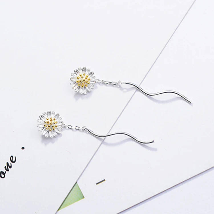 2021 wholesale fashion daisy flower Silver Plated earings long Pendant chain woman earrings 
2021 wholesale fashion daisy flower Silver Plated earings long Pendant chain woman earrings