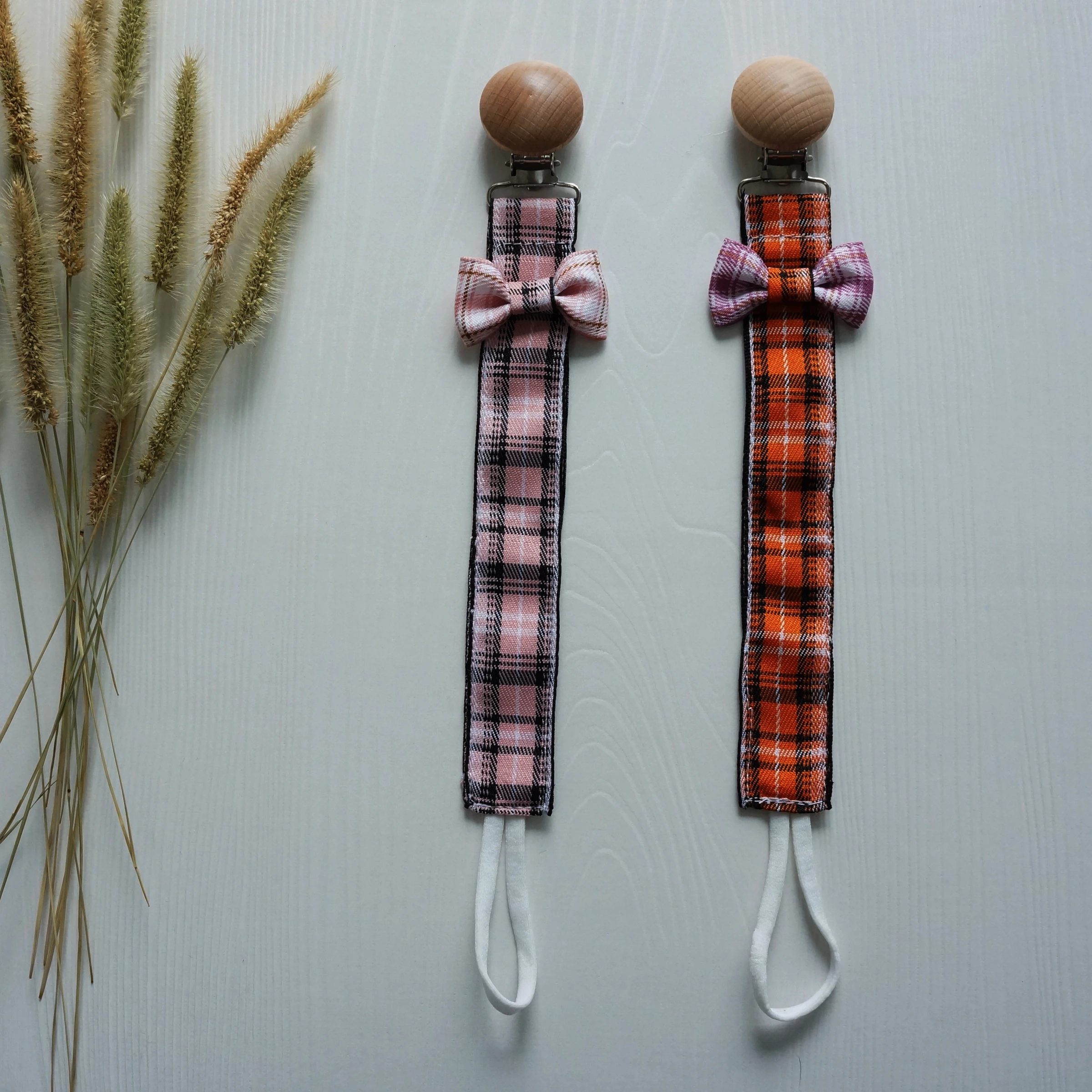 New Customized cotton baby pacifier clip with holder, Any paton colour code is avilable
New Customized cotton baby pacifier clip with holder, Any paton colour code is avilable