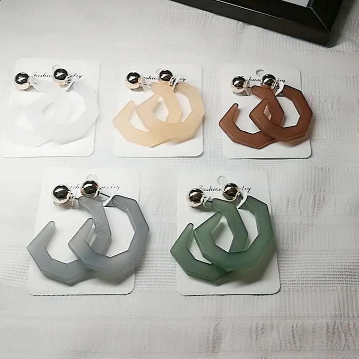 Trendy Style Clear Colors Acrylic Geometric Round Circle Hoop Earrings Irregular C Shape Resin Acrylic Hoop Earrings
Trendy Style Clear Colors Acrylic Geometric Round Circle Hoop Earrings Irregular C Shape Resin Acrylic Hoop Earrings
