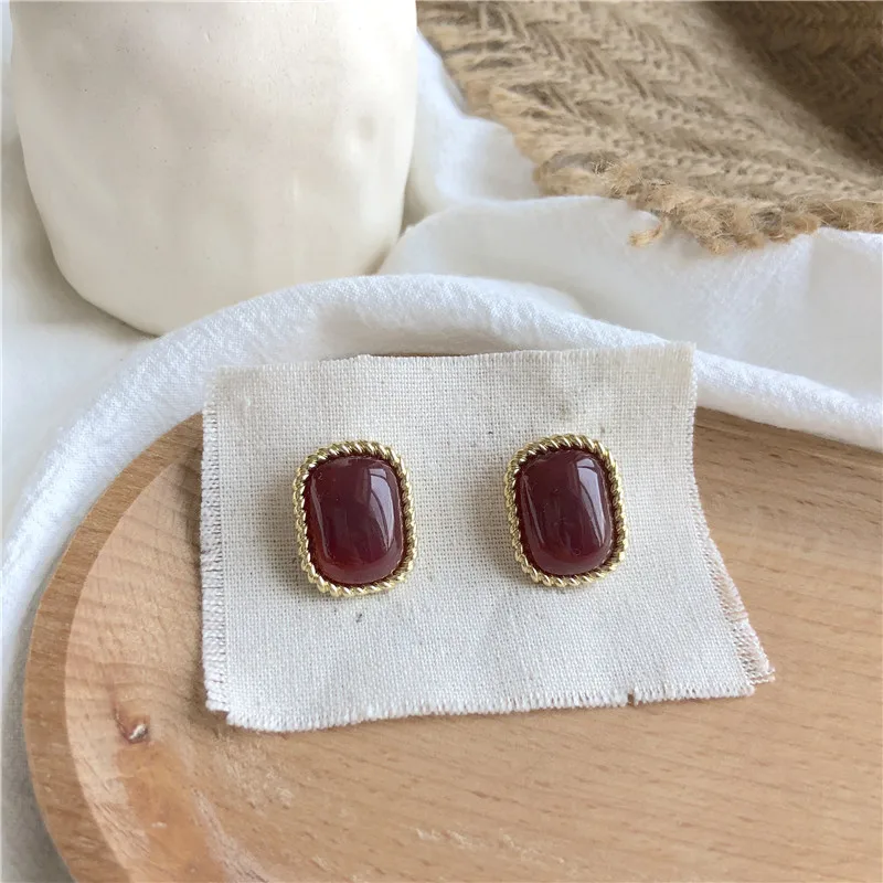 New Korean temperament retro simple resin earrings French elegant baroque style earrings for women, Red
New Korean temperament retro simple resin earrings French elegant baroque style earrings for women, Red