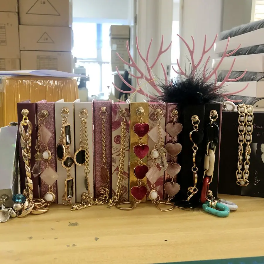 CHAIN BOX WITH MINK EYELASHES NEW DESIGN CASE with custom logo private label LASHES BOX, Black
CHAIN BOX WITH MINK EYELASHES NEW DESIGN CASE with custom logo private label LASHES BOX, Black