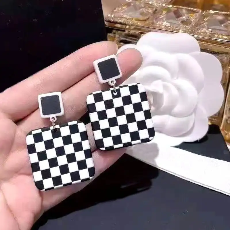 Fashion Modern White Black Chessboard lattice Drop Dangle Earrings For Women 2021 New Autumn Winter Earings
Fashion Modern White Black Chessboard lattice Drop Dangle Earrings For Women 2021 New Autumn Winter Earings