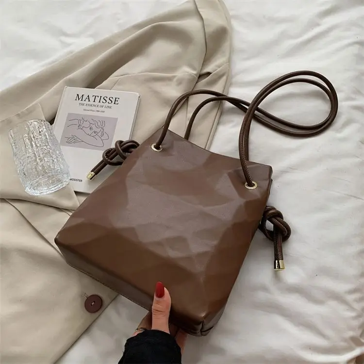 D12064 Autumn new style solid color shopping bag street trend fashion simple 2021 shoulder handbags for women
D12064 Autumn new style solid color shopping bag street trend fashion simple 2021 shoulder handbags for women
