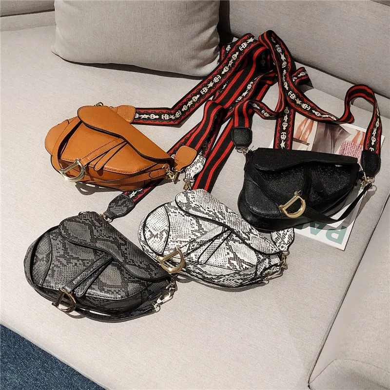 Korean new famous Saddle Bag Single Shoulder Bag tote brand shoulder messenger With Ladies Handbags, Black,red,brown and customzied
Korean new famous Saddle Bag Single Shoulder Bag tote brand shoulder messenger With Ladies Handbags, Black,red,brown and customzied