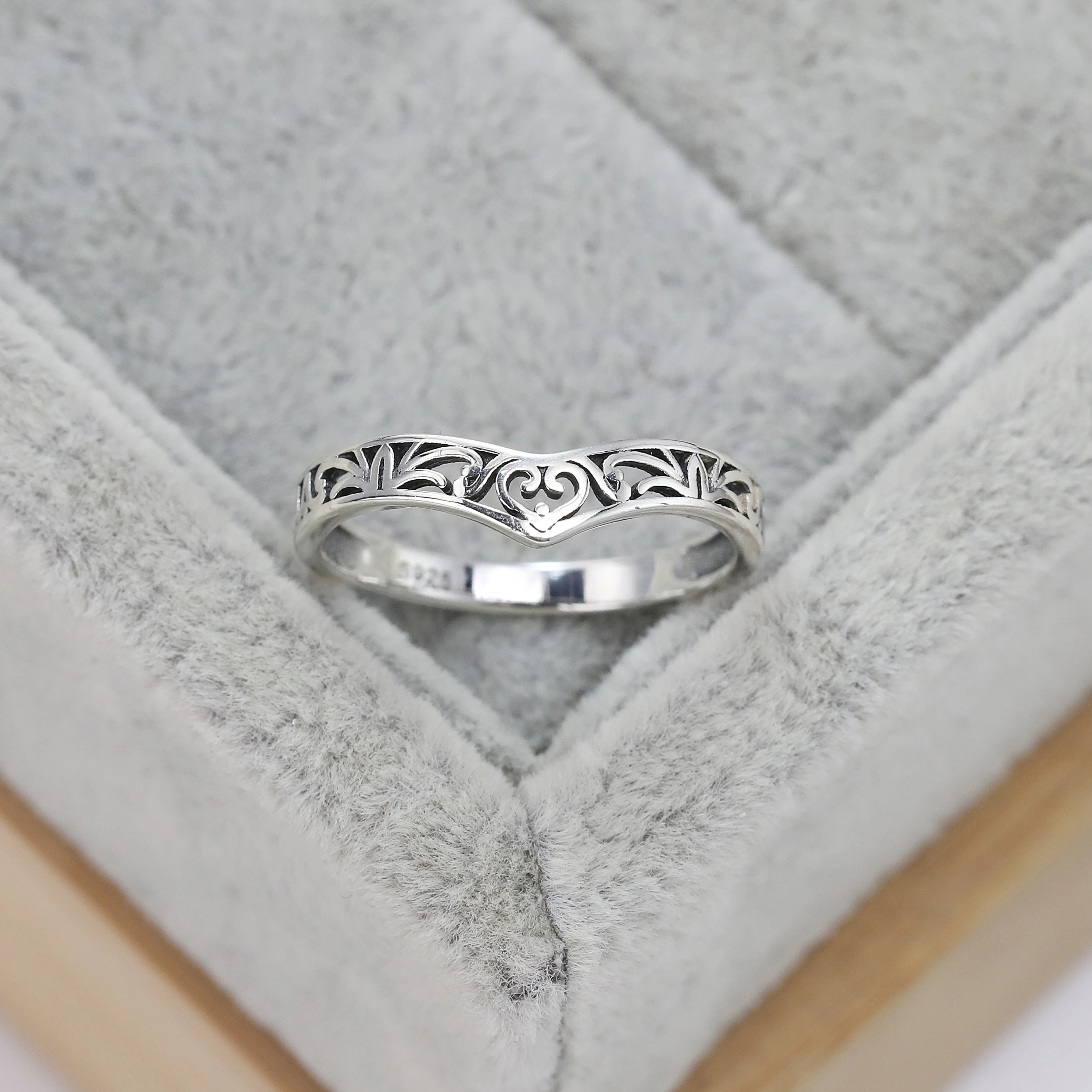 Best selling European and American S925 silver fashion simple V-shaped wedding ring hollow heart-shaped creative jewelry
Best selling European and American S925 silver fashion simple V-shaped wedding ring hollow heart-shaped creative jewelry