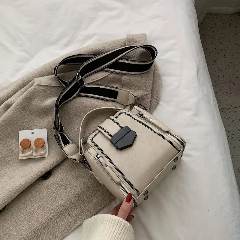 2021 New Trendy Portable Bucket Bag Fashion Simple Shoulder Messenger Female Bag, Accept customizable color
2021 New Trendy Portable Bucket Bag Fashion Simple Shoulder Messenger Female Bag, Accept customizable color