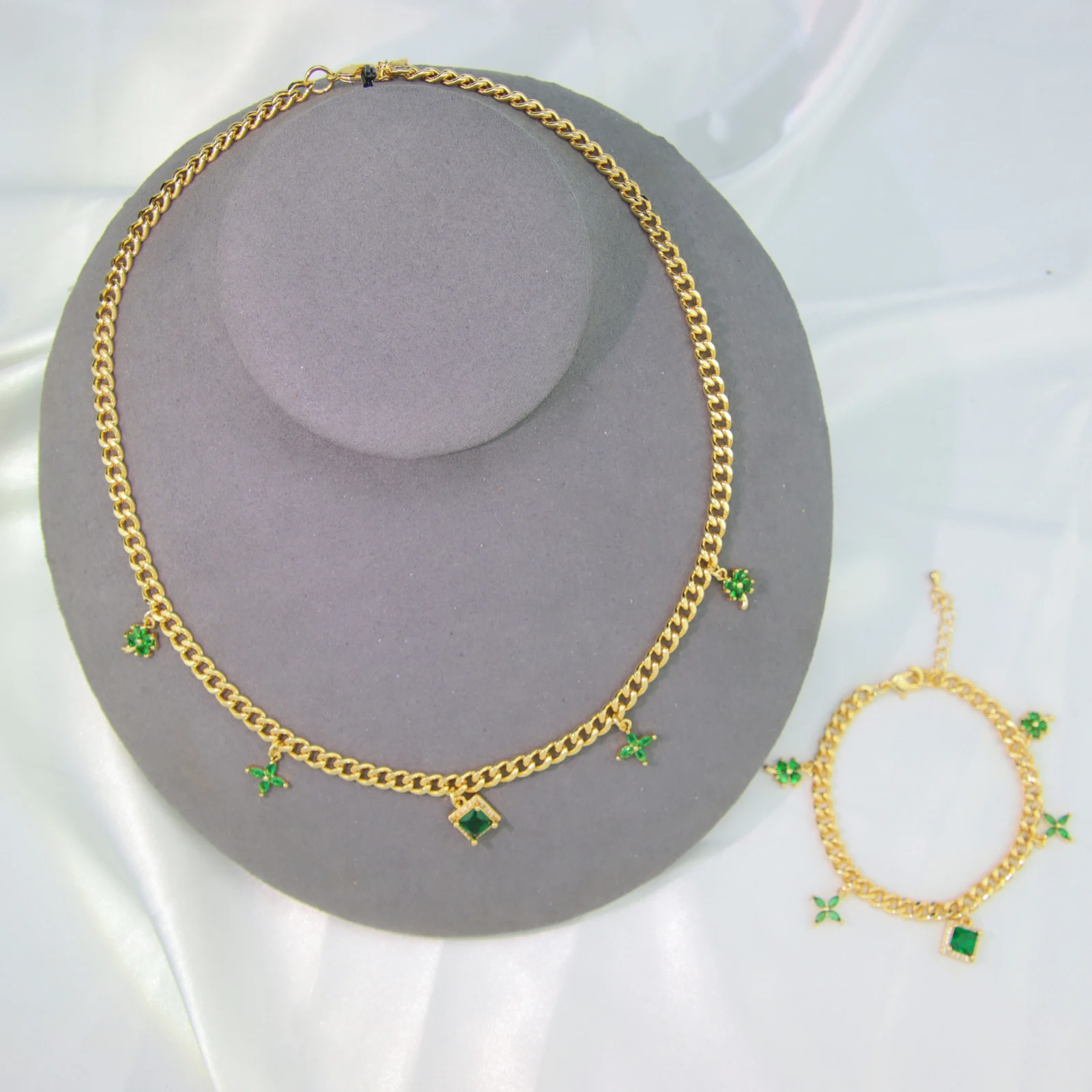 High Quality Dubai Gold Jewelry Set Clover Jewelry Four Leaf Women Jewelry Zircon Set
High Quality Dubai Gold Jewelry Set Clover Jewelry Four Leaf Women Jewelry Zircon Set