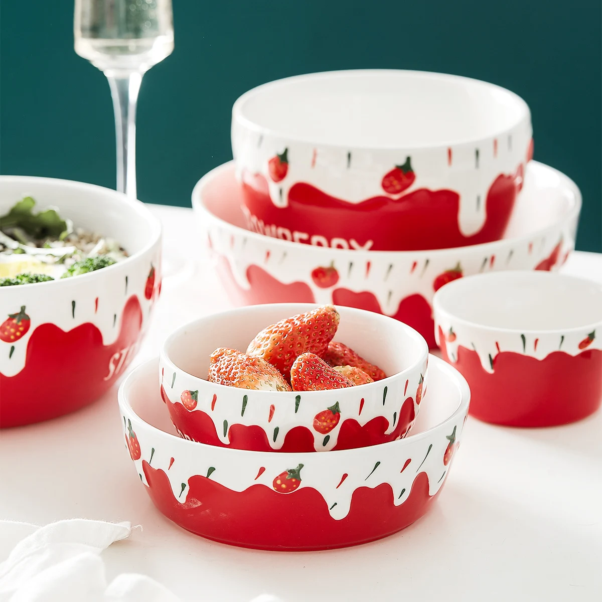 Luxury Creative Hand-painted ceramic Christmas Dinnerware Sets Simple dessert cup baking tray Strawberry salad bowl for wedding
Luxury Creative Hand-painted ceramic Christmas Dinnerware Sets Simple dessert cup baking tray Strawberry salad bowl for wedding