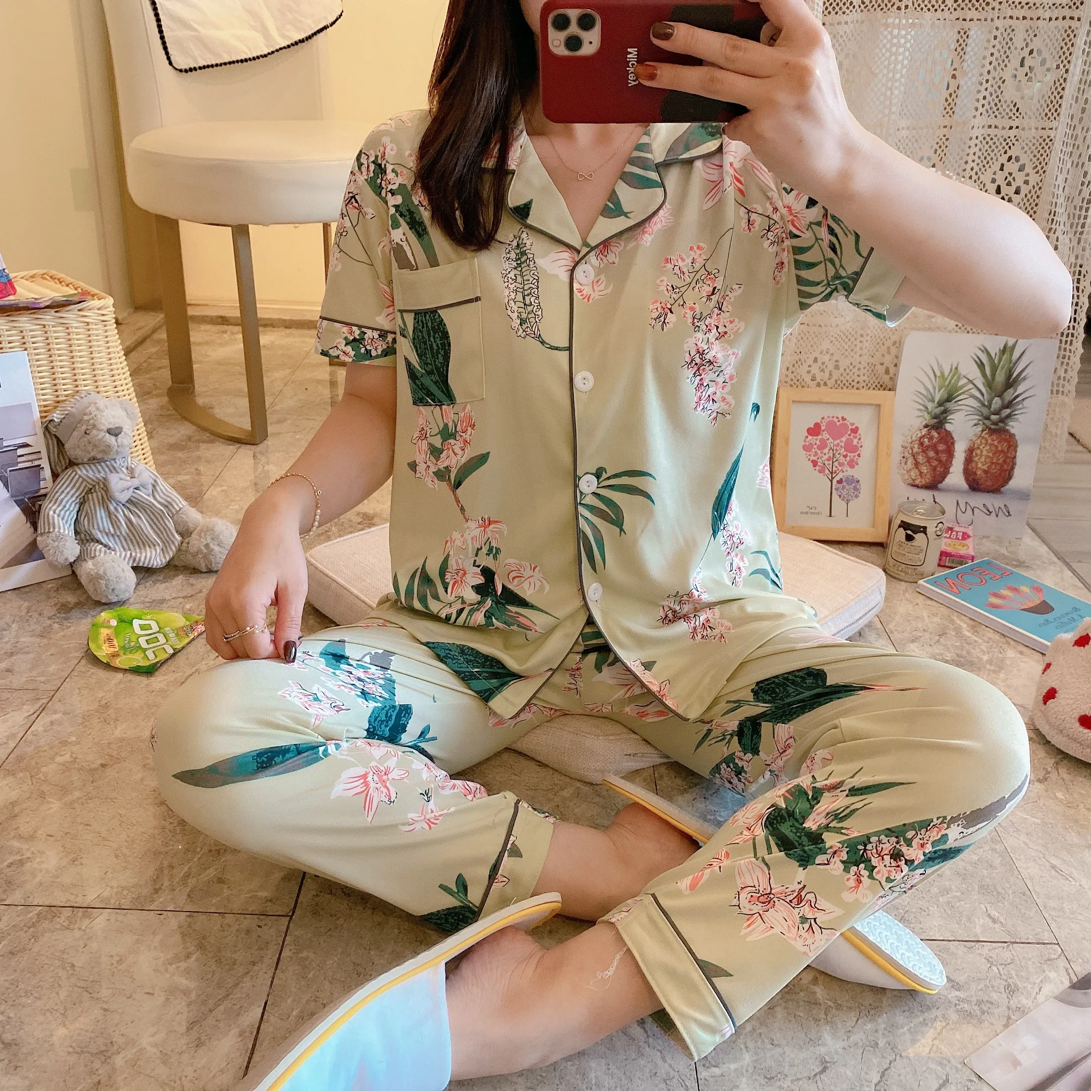 Wholesale floral printed short sleeves pajamas milk silk two piece set Korean casual night wear sleepwear with pocket for women
Wholesale floral printed short sleeves pajamas milk silk two piece set Korean casual night wear sleepwear with pocket for women