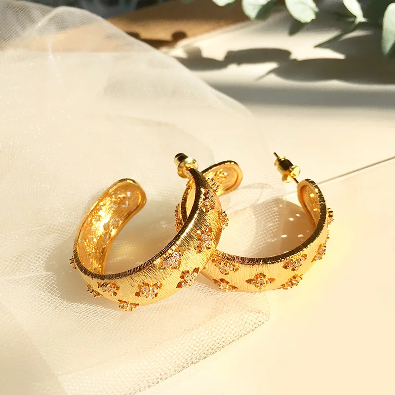 Fashion hot sell hollow flower earrings copper inlaid zircon exaggerated personality Earrings versatile jewelry
Fashion hot sell hollow flower earrings copper inlaid zircon exaggerated personality Earrings versatile jewelry