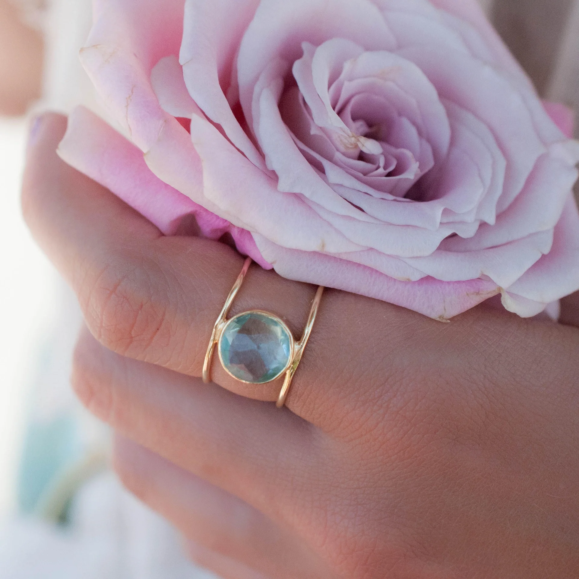 Vintage Green Stone Ring Simple Flower Engagement Wedding Rings For Women Fashion Birthstone Jewelry Accessories
Vintage Green Stone Ring Simple Flower Engagement Wedding Rings For Women Fashion Birthstone Jewelry Accessories
