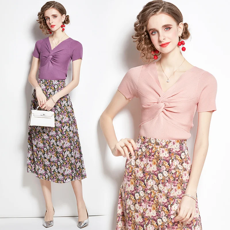 High-end ladies printed skirt suit women's 2021 summer new temperament fashion v-neck knotted sweater two-piece set
High-end ladies printed skirt suit women's 2021 summer new temperament fashion v-neck knotted sweater two-piece set