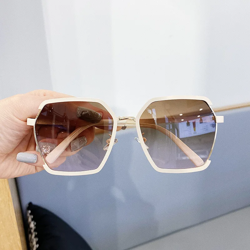 SKYWAY New Type Large Frame Sun Glasses Irregular Fashion Trend Women Oversized Sunglasses
SKYWAY New Type Large Frame Sun Glasses Irregular Fashion Trend Women Oversized Sunglasses