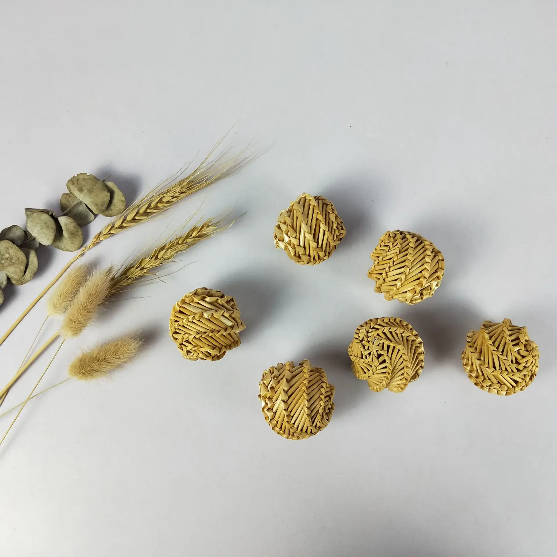 Straw rope cat ball toy all kinds of pet toy ball willow woven rattan craft decorative ball, Natural corn leaf color
Straw rope cat ball toy all kinds of pet toy ball willow woven rattan craft decorative ball, Natural corn leaf color