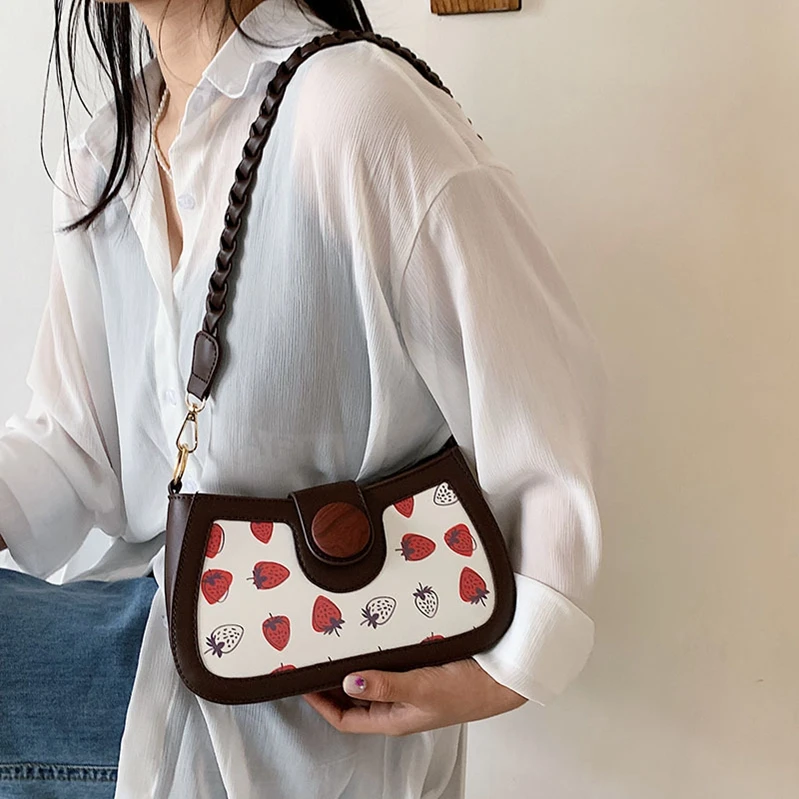 S1117 Small 2021 new fresh and sweet messenger strawberry print texture shoulder armpit 
S1117 Small 2021 new fresh and sweet messenger strawberry print texture shoulder armpit