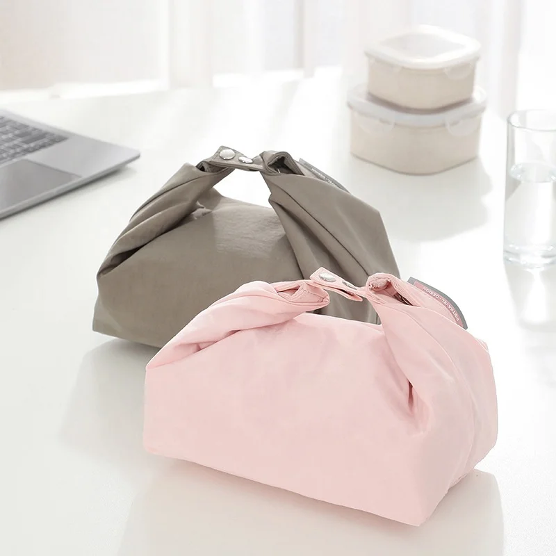 New design large capacity durable waterproof Nylon insulated lunch bag with adjustable handle
New design large capacity durable waterproof Nylon insulated lunch bag with adjustable handle