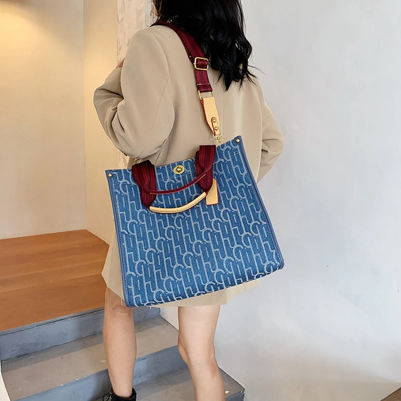 XP1203 canvas large capacity shoulder bag female 2021 new trendy portable texture tote bag
XP1203 canvas large capacity shoulder bag female 2021 new trendy portable texture tote bag