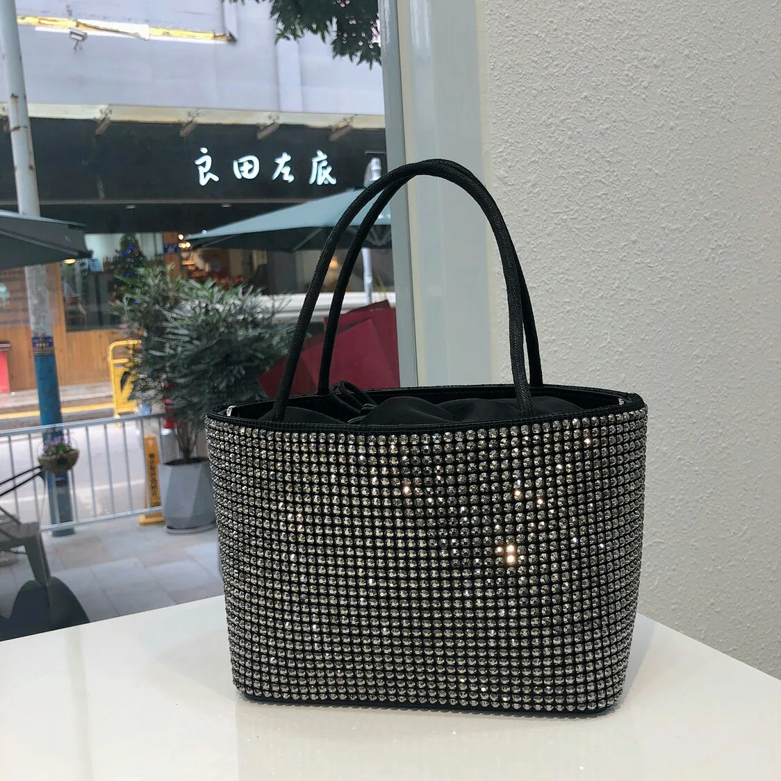 Large capacity Rhinestone handbag and bling for women fashion design 2021 shiny shopping handbag with metal chain strap, Silver / black
Large capacity Rhinestone handbag and bling for women fashion design 2021 shiny shopping handbag with metal chain strap, Silver / black