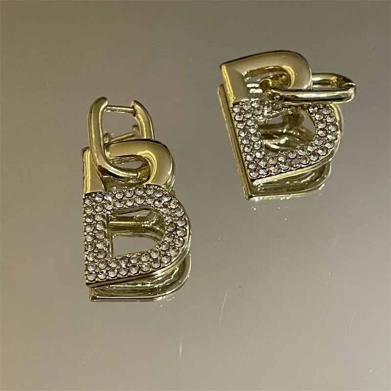Fashion design sense diamond letter earrings simple personality detachable net red temperament earrings women
Fashion design sense diamond letter earrings simple personality detachable net red temperament earrings women
