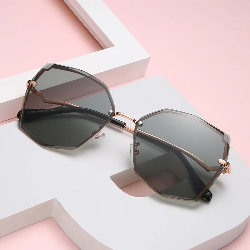 2021 new women's sun visor mirror European and American trend glasses trimmed sunglasses,rimless metal ladies sunglasses, Custom colors
2021 new women's sun visor mirror European and American trend glasses trimmed sunglasses,rimless metal ladies sunglasses, Custom colors