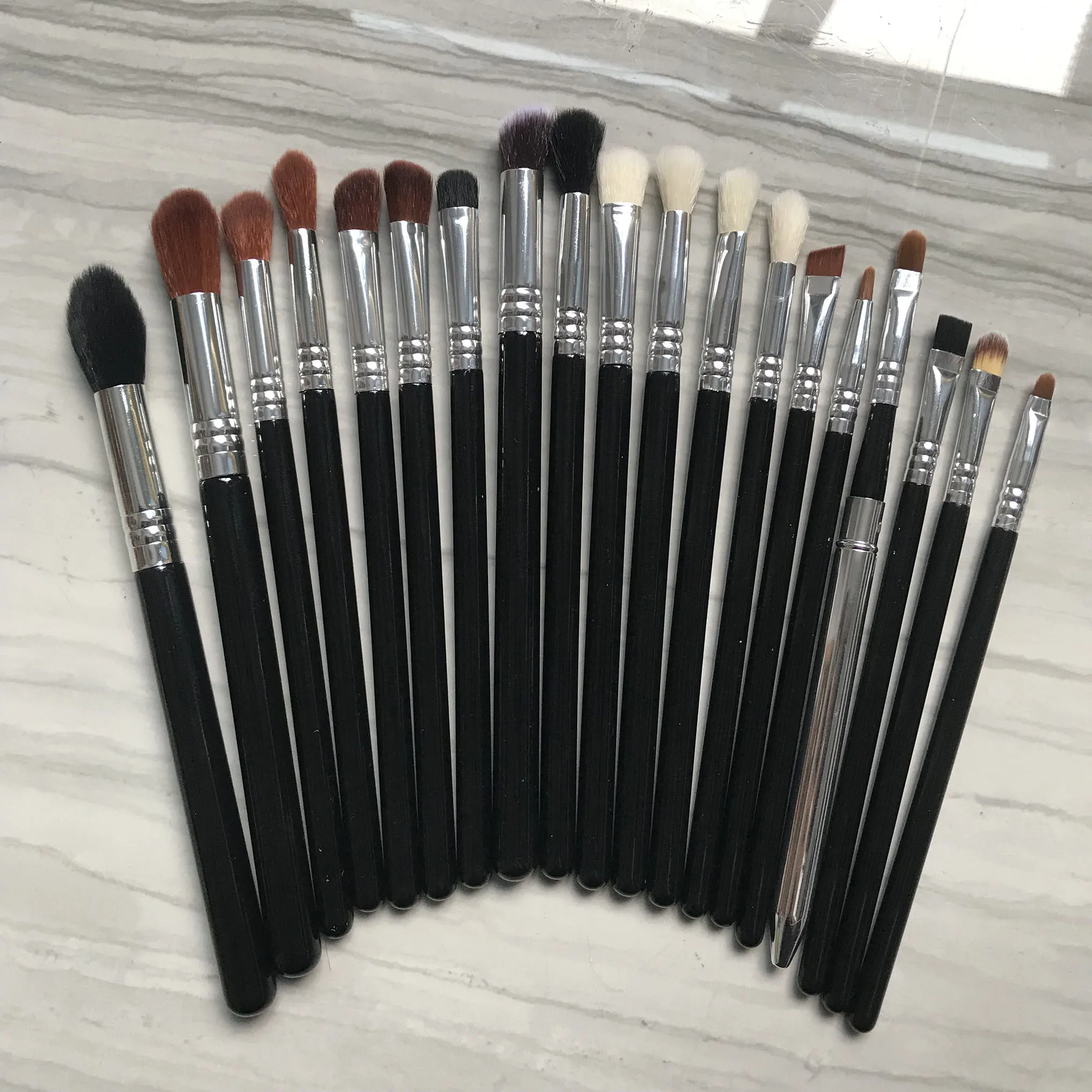 2022 19pcs classic black silver wood handle angle eye makeup brush sets eyebrow detail brush with pretty head shape
2022 19pcs classic black silver wood handle angle eye makeup brush sets eyebrow detail brush with pretty head shape