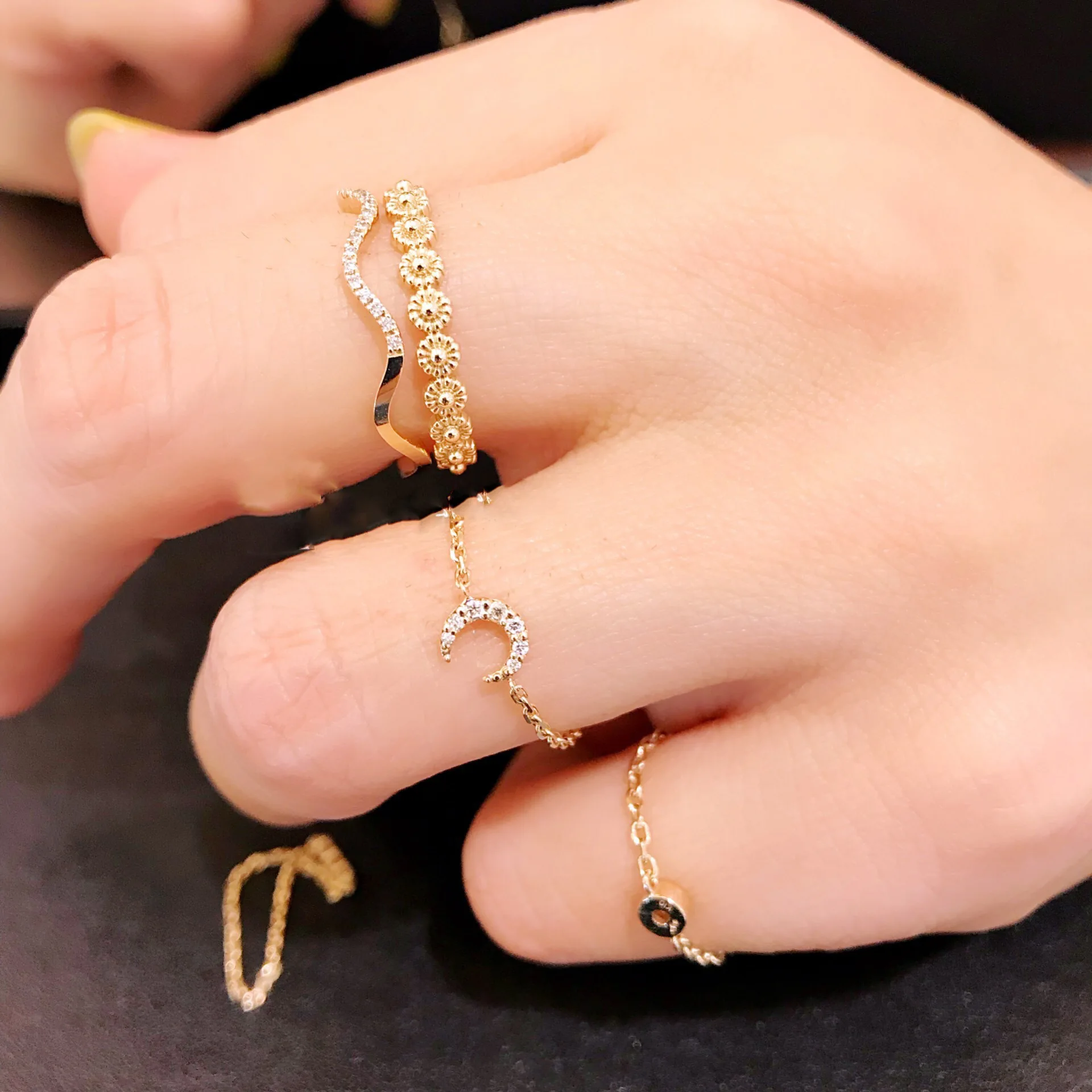 Tik Tok accessories sterling silver S925 plated 18K gold chain crescent moon zircon ring soft ring
Tik Tok accessories sterling silver S925 plated 18K gold chain crescent moon zircon ring soft ring
