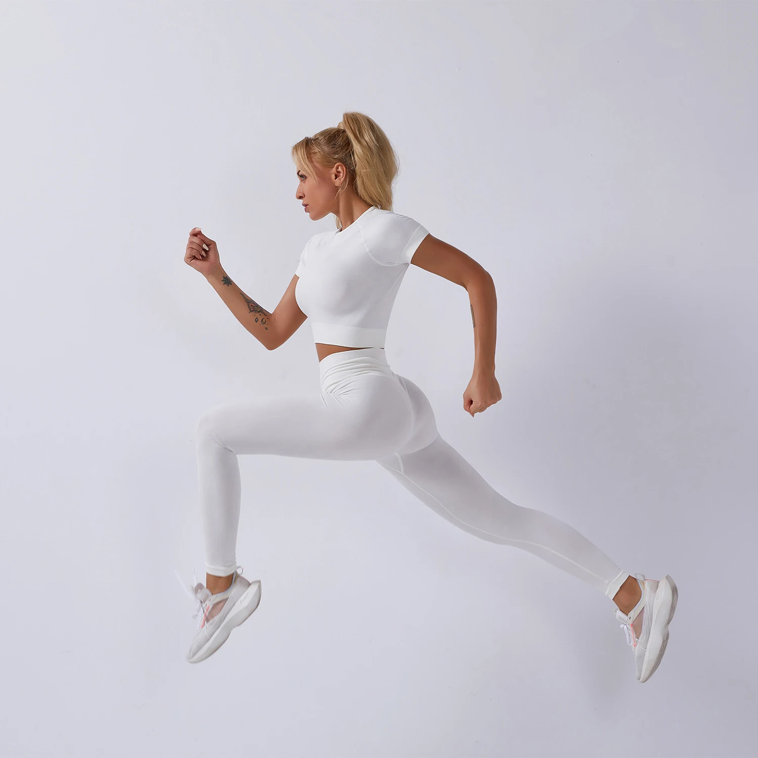 BBLXF9183 Hot sale seamless sports set round neck short sleeve women fitness set light casual yoga set
BBLXF9183 Hot sale seamless sports set round neck short sleeve women fitness set light casual yoga set