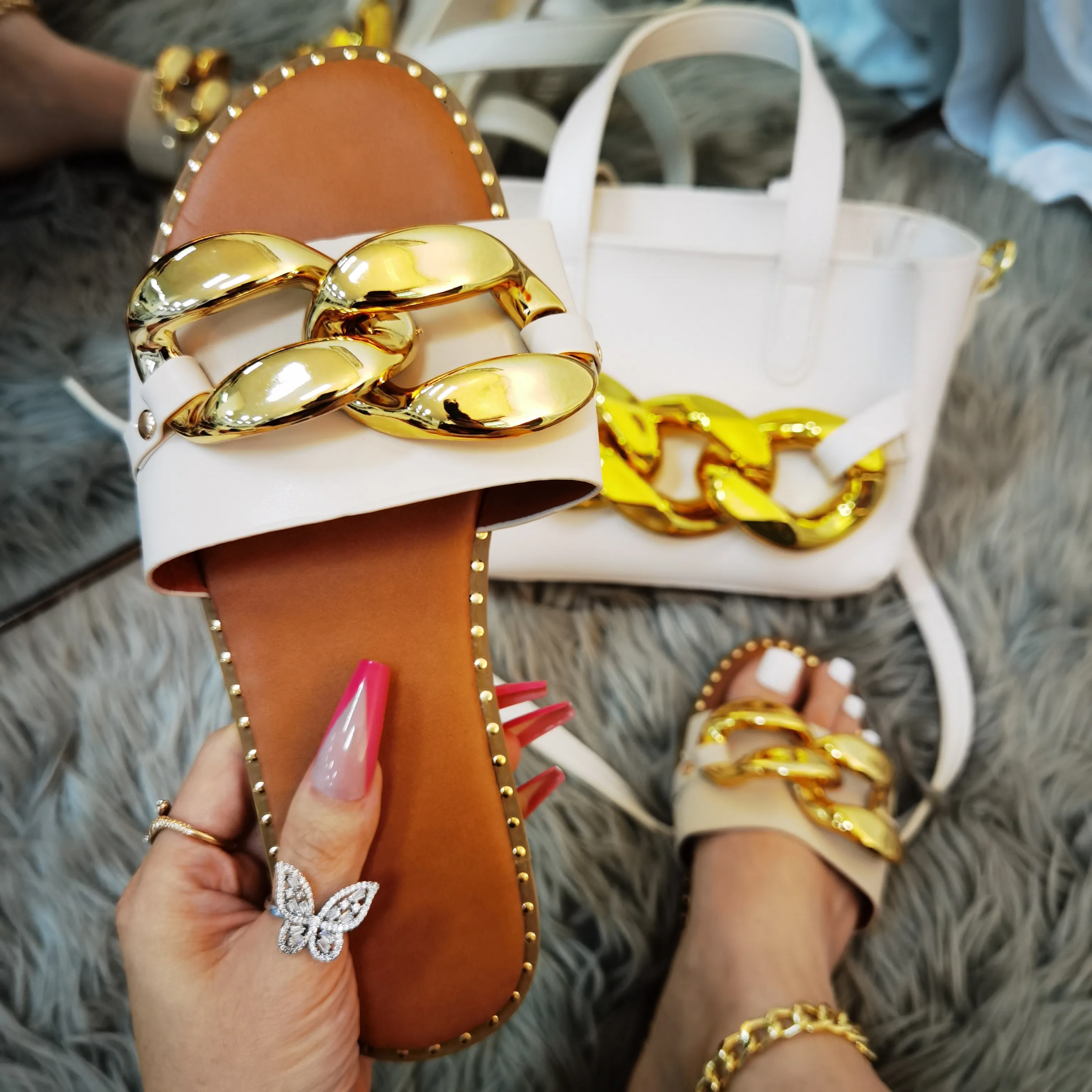 Dropshipping slides and purse sets 2021 fashion trend matching bags and slides shoes for women purse and slides slippers
Dropshipping slides and purse sets 2021 fashion trend matching bags and slides shoes for women purse and slides slippers