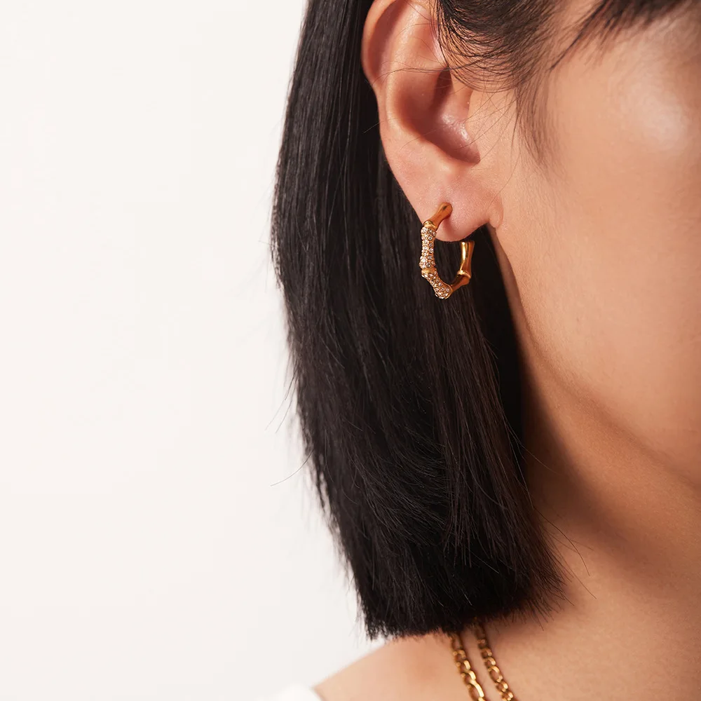 2022 European and American wind titanium steel 18K gold C-shaped bamboo knot with white/green diamond stud earrings 
2022 European and American wind titanium steel 18K gold C-shaped bamboo knot with white/green diamond stud earrings