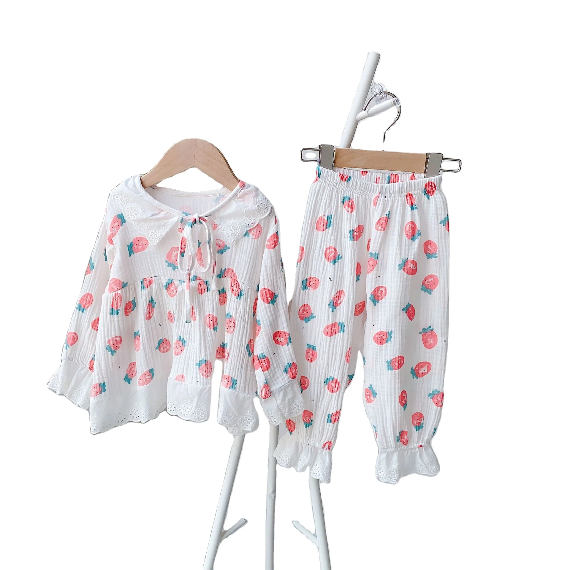 Girls princess style pajamas autumn little girl strawberry long-sleeved home service suit two-piece
Girls princess style pajamas autumn little girl strawberry long-sleeved home service suit two-piece