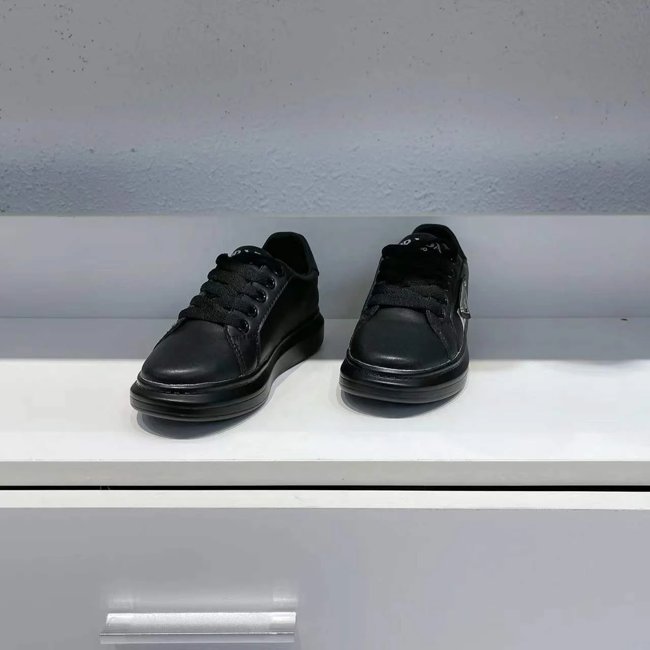 High-end shoes white sports shoes girls white spring and autumn children's shoes boys casual
High-end shoes white sports shoes girls white spring and autumn children's shoes boys casual