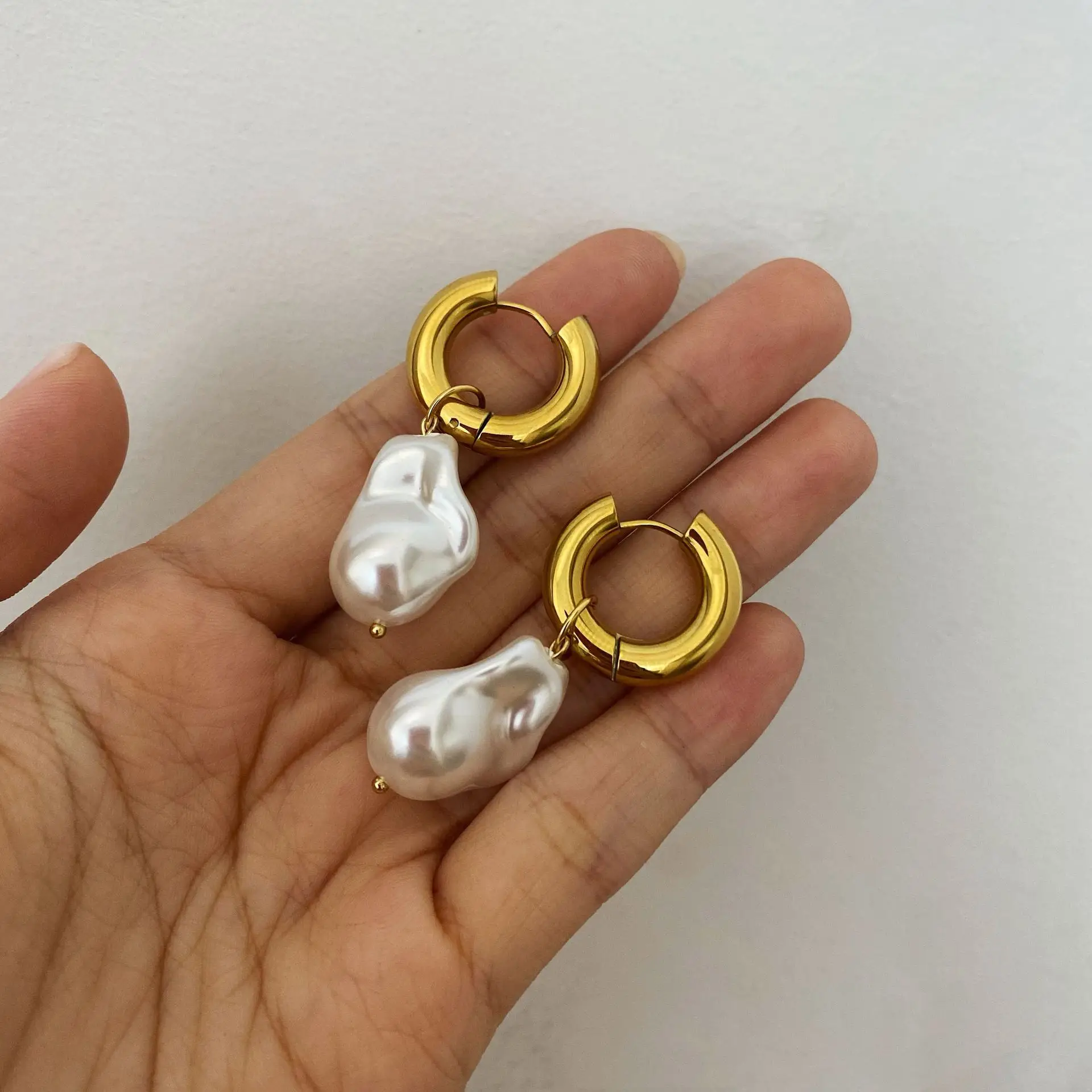 Wholesale Vintage 18k Real Gold Plated Stainless Steel Irregular Baroque Pearl Drop Earring YF2273
Wholesale Vintage 18k Real Gold Plated Stainless Steel Irregular Baroque Pearl Drop Earring YF2273