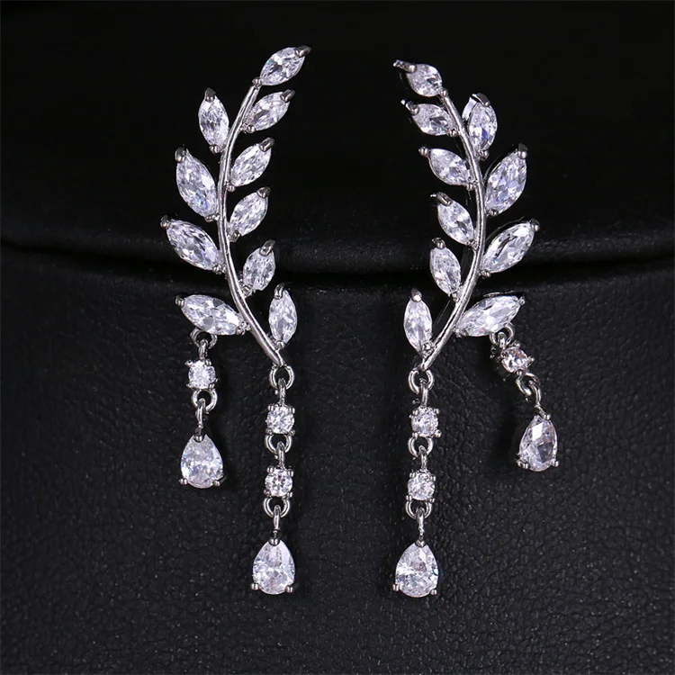 Hot Sale European and American Fashion Bright Peridot Long Tassel Symmetrical Earrings 3A Zircon Leaf Earrings
Hot Sale European and American Fashion Bright Peridot Long Tassel Symmetrical Earrings 3A Zircon Leaf Earrings