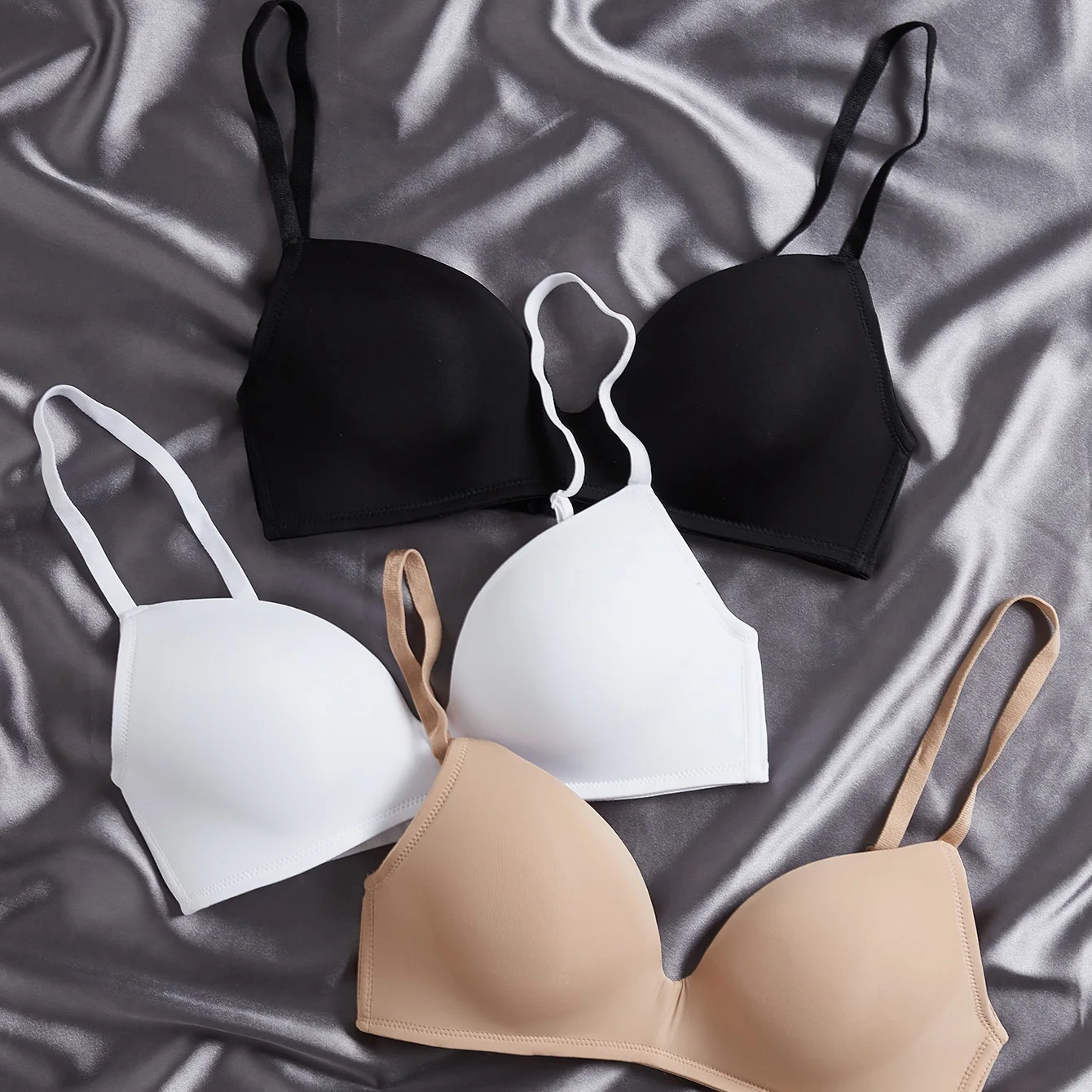 Woman 3 piezas Set sujetador unicolor bra soutien-gorge sans armatures gather ultra thin wireless bra basics women's padded bra
Woman 3 piezas Set sujetador unicolor bra soutien-gorge sans armatures gather ultra thin wireless bra basics women's padded bra
