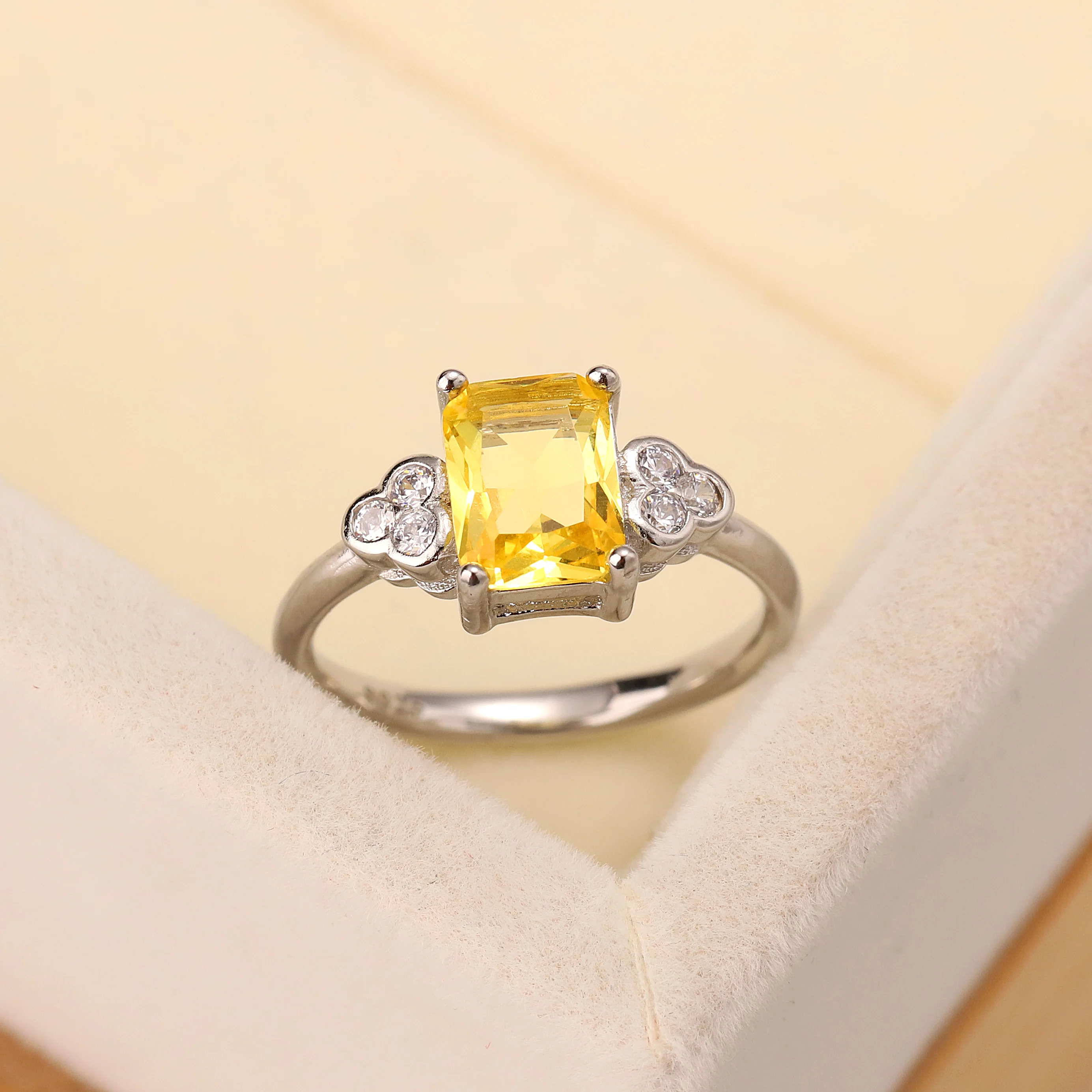 Popular European and American fashion S925 Sterling Silver Topaz Ring zircon lucky square crystal jewelry lady gift
Popular European and American fashion S925 Sterling Silver Topaz Ring zircon lucky square crystal jewelry lady gift