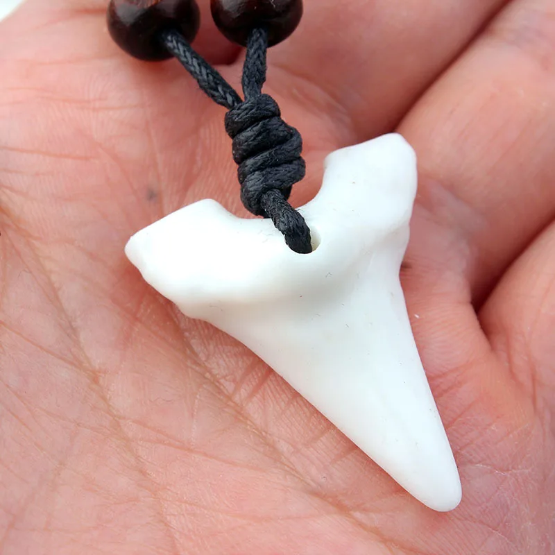 New Fashion rope Cord White Shark fish Teeth Tooth bone pendant Necklace for men women
New Fashion rope Cord White Shark fish Teeth Tooth bone pendant Necklace for men women