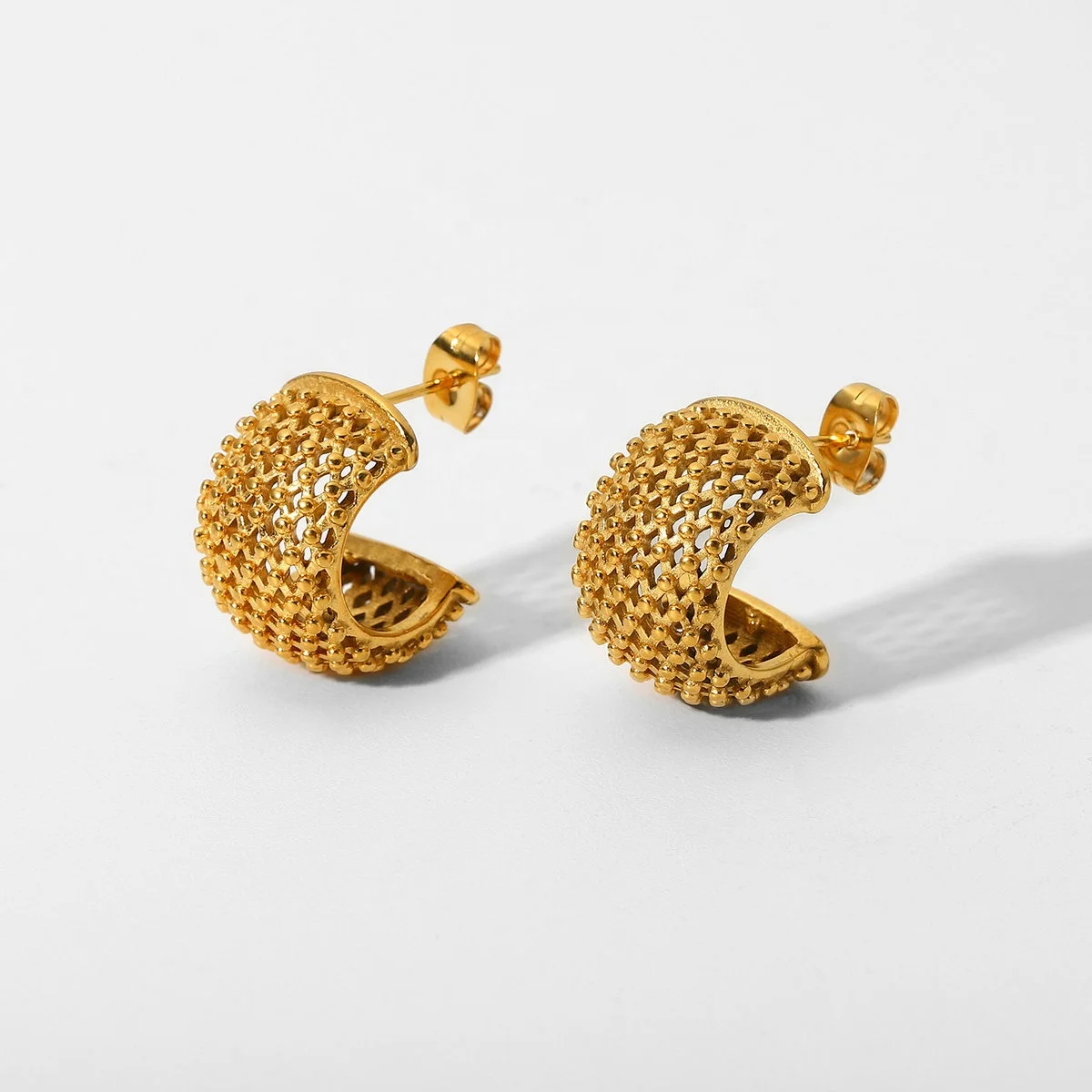 18K Gold Plated Stainless Steel Small Chunky C Shape Grid Hollow Design Hoop Earrings For Women
18K Gold Plated Stainless Steel Small Chunky C Shape Grid Hollow Design Hoop Earrings For Women
