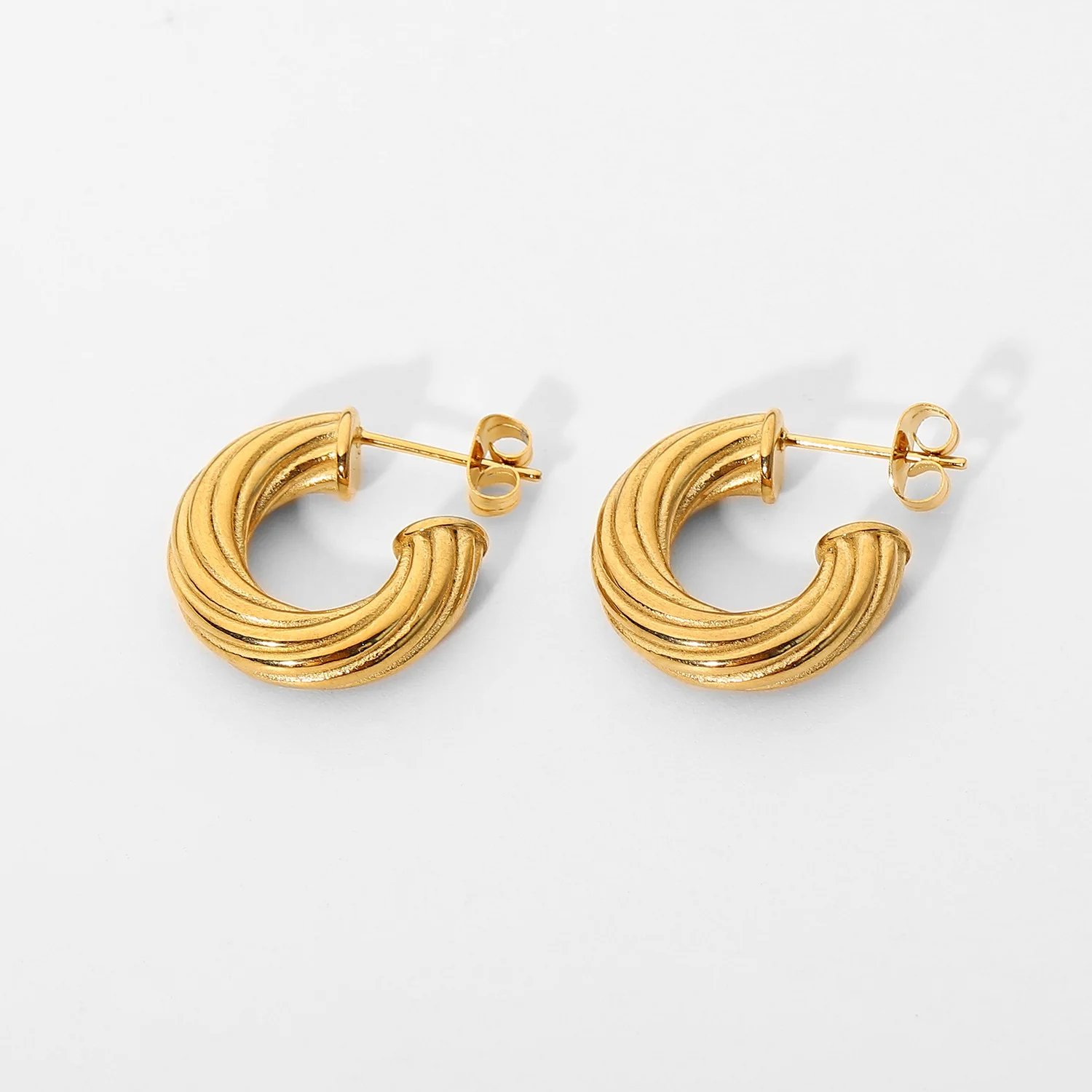 

Minimalist Non Tarnish Women Jewelry Waterproof 18k Gold Plated Stainless Steel C Shaped Twist Huggie Stud Earrings YF3158