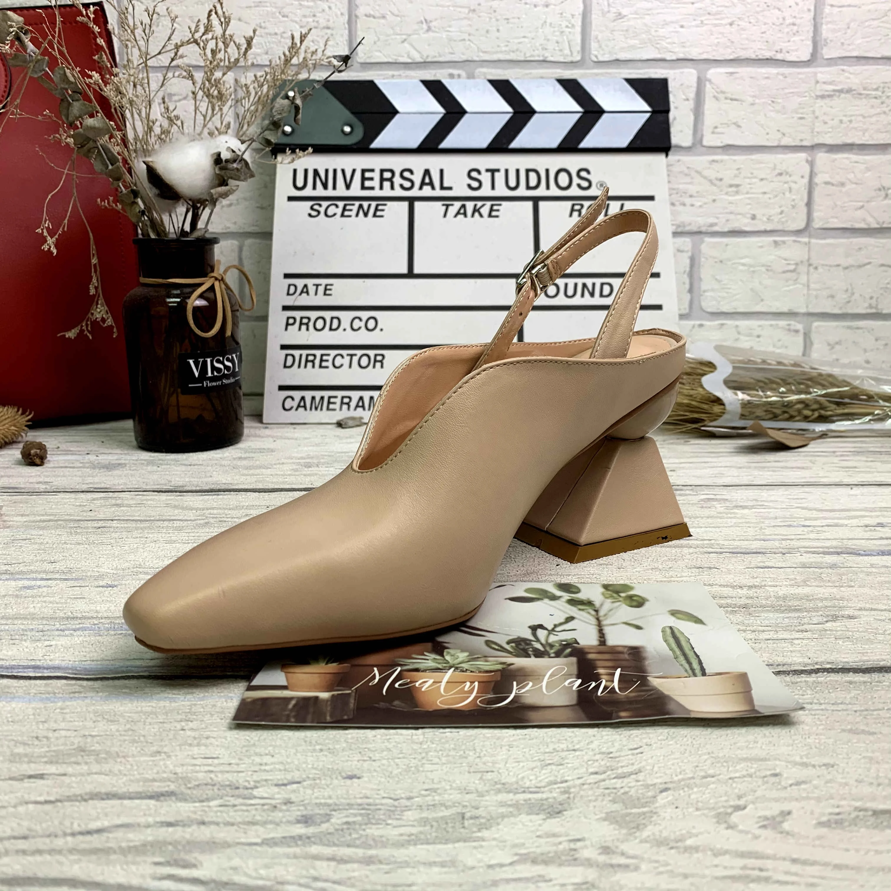 Spring New Fashion Pointed Fish Mouth Shoes Triangular Cone Low Heel Women's Shoes European and American Large Size Wholesale, Black beige
Spring New Fashion Pointed Fish Mouth Shoes Triangular Cone Low Heel Women's Shoes European and American Large Size Wholesale, Black beige