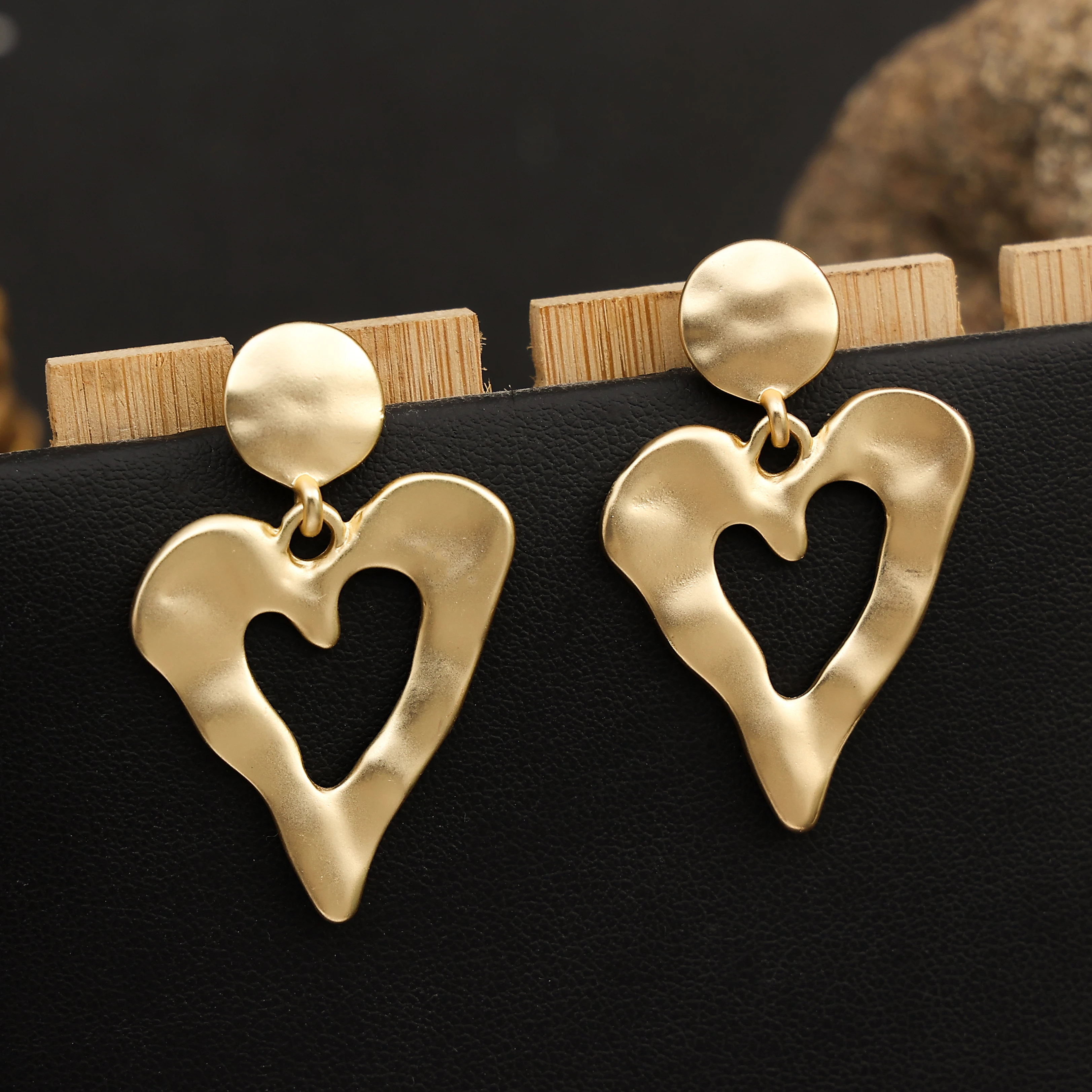 TongLing irregular alloy gold plated dainty hook love heart drop dangle earring for women
TongLing irregular alloy gold plated dainty hook love heart drop dangle earring for women