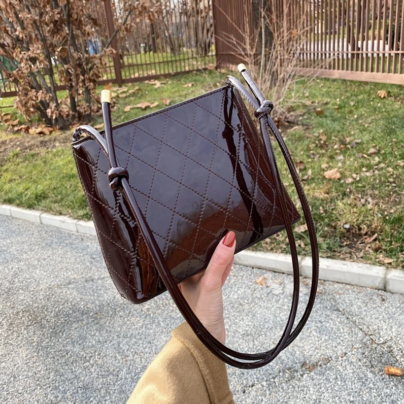 XP1455 new patent leather shiny urban simple messenger bag solid color single shoulder bucket bag
XP1455 new patent leather shiny urban simple messenger bag solid color single shoulder bucket bag
